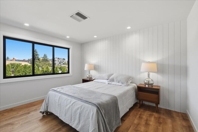 Building Photo - 3Bd/2Ba Bellevue Home