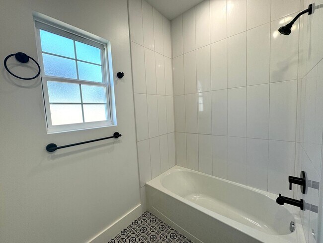 Building Photo - Stunning 2 bedroom 1 bathroom home In Kendall-Whittier district of Tulsa!