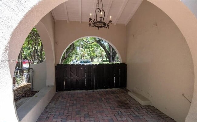 Building Photo - 3050 Alton Rd