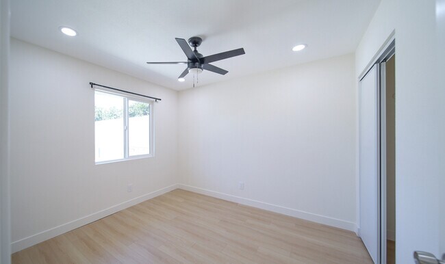 Building Photo - 206 W Broadbent Dr