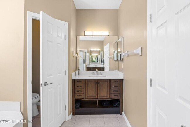 Building Photo - Fully Furnished Home