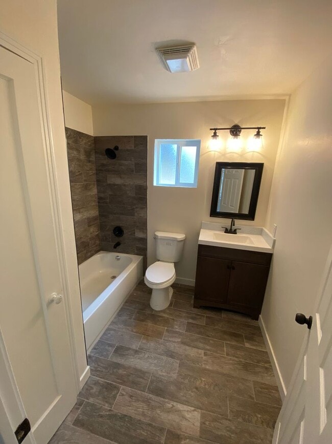 Building Photo - Beauitfully upgrade 3 Bedroom on large lot!