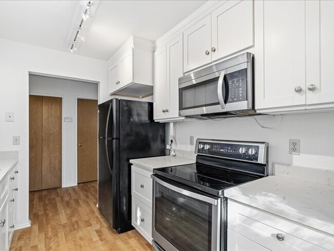 Building Photo - 1304 Foothill Dr