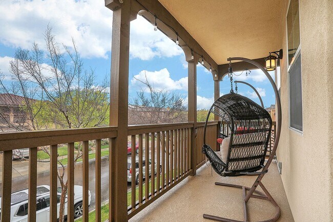 Building Photo - Beautiful executive home in the Eastlake-C...