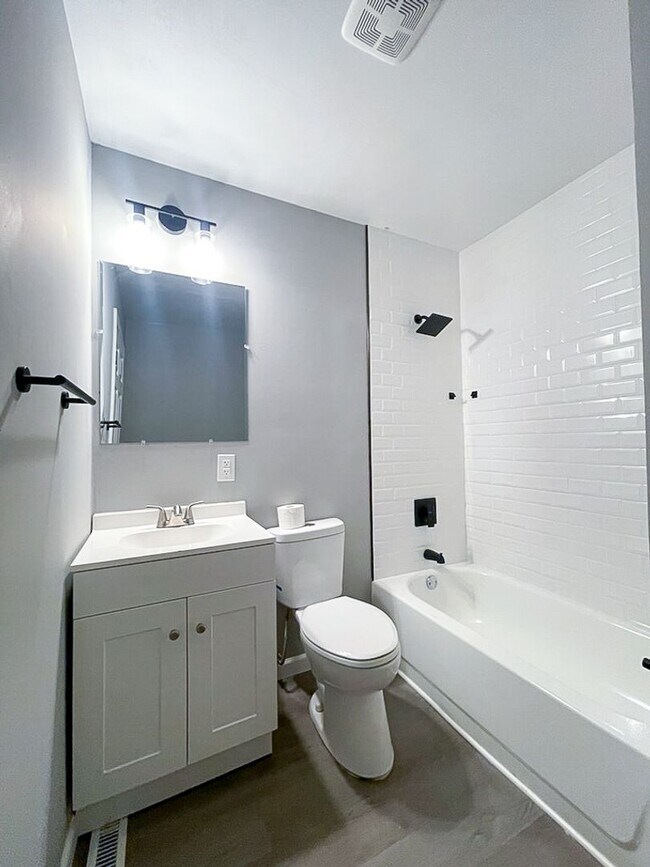 Building Photo - Charming 3-Bedroom Single-Family with New Kitchen, Large Yard & Off-Street Parking!