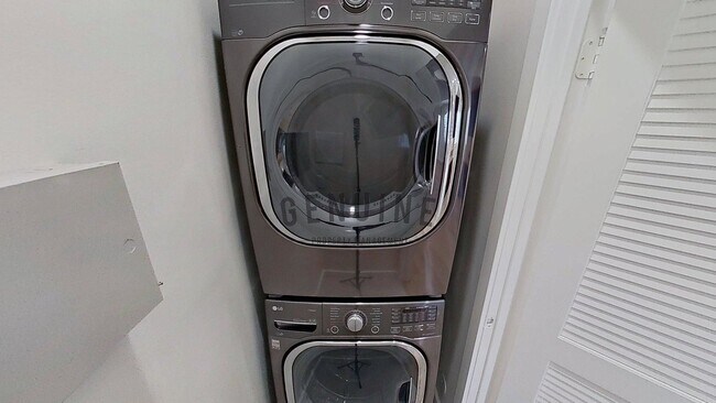Building Photo - 3Bd 2.5Ba Townhouse w/Rooftop Deck