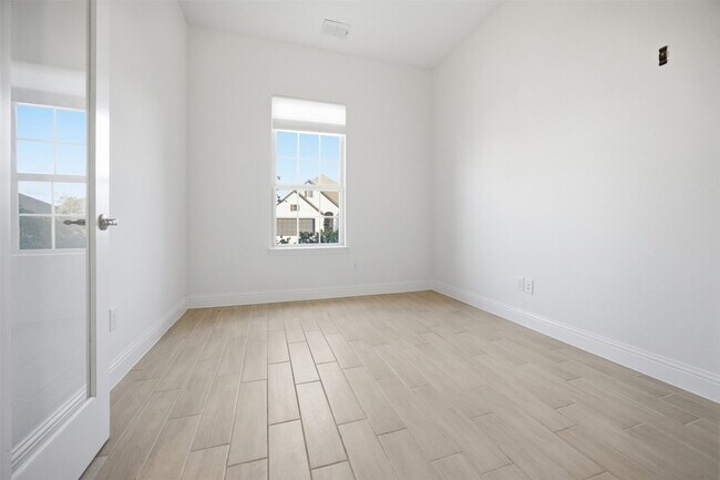Building Photo - 208 Sequoia Dr