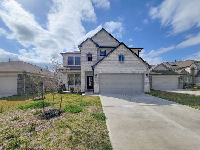 Building Photo - Live comfortably in this stunning Lake Rid...