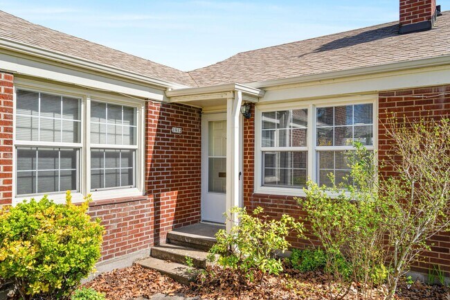 Building Photo - Beautifully maintained 1-bdrm/1-bath unit in 4-plex. Fireplace, off-street parking, laundry, grea...