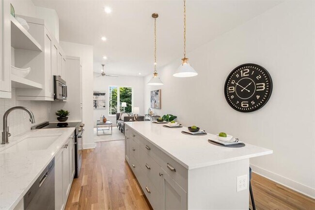 Building Photo - 1237 Memorial Dr SE