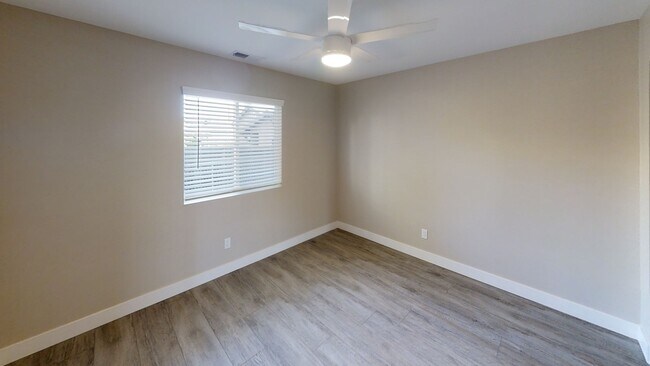 Building Photo - 5BD/3BA, Private Fenced Yard!!