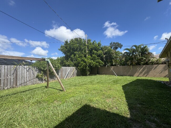 Building Photo - 129 Algiers Dr