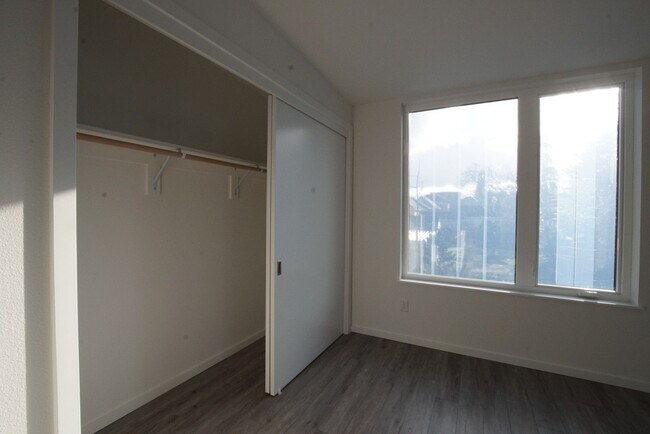 Building Photo - Beautiful 2bd/2.5ba North Portland Townhom...