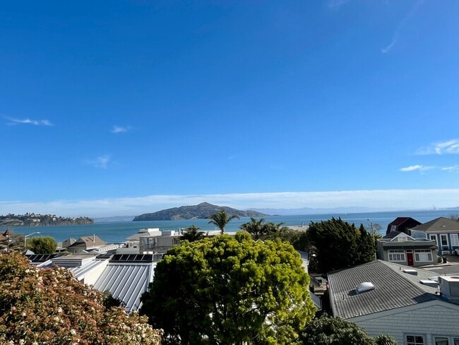 Primary Photo - New-2Bed/1Bath With Bay Views and Walk to ...