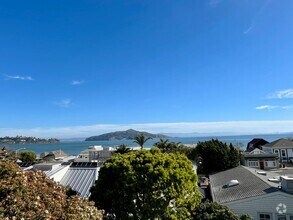 Building Photo - New-2Bed/1Bath With Bay Views and Walk to ...