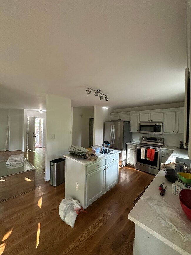 Building Photo - 250 Hodgson Dr