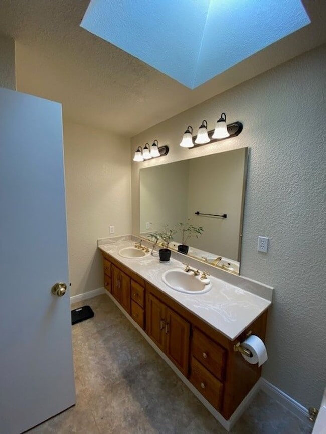 Building Photo - Beautiful Single Story Home Located in Ple...
