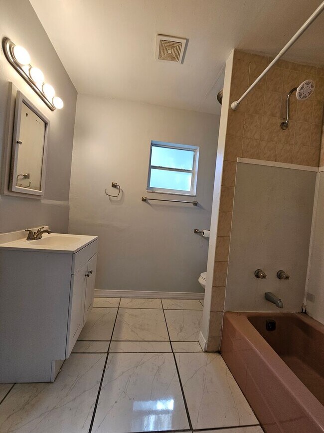 Building Photo - Charming 3-Bedroom, 2-Bath Home with Bonus Room and Detached Garage in Lakeland!!
