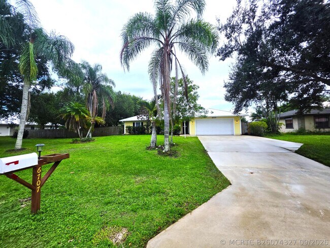 Building Photo - 6707 Coquina Ave