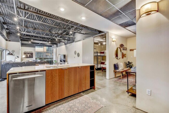Building Photo - 601 Brushy St