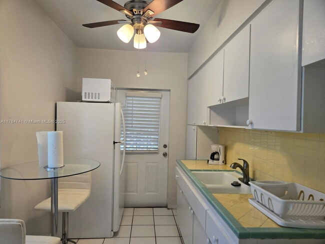 Building Photo - 1152 Bayview Dr