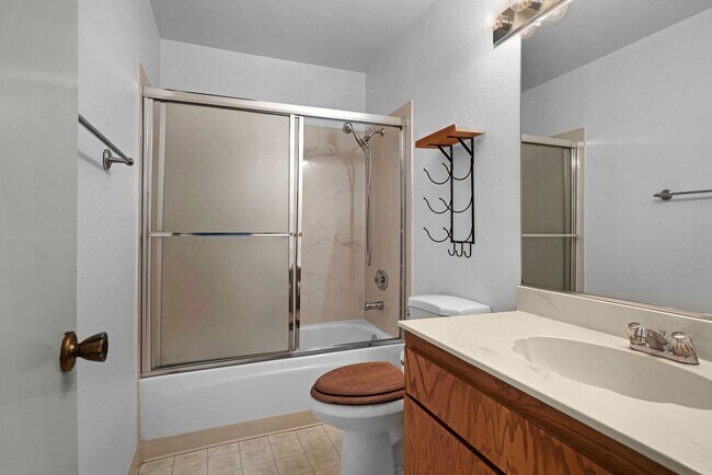 Building Photo - Update and Move-In Ready, 2BD/2BA, End-Unit Upper-Level Condo in Fostoria Terrace- DANVILLE