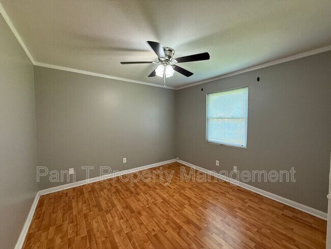 Building Photo - 211 Holiday Dr
