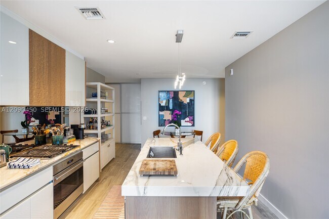 Building Photo - 2831 S Bayshore Dr