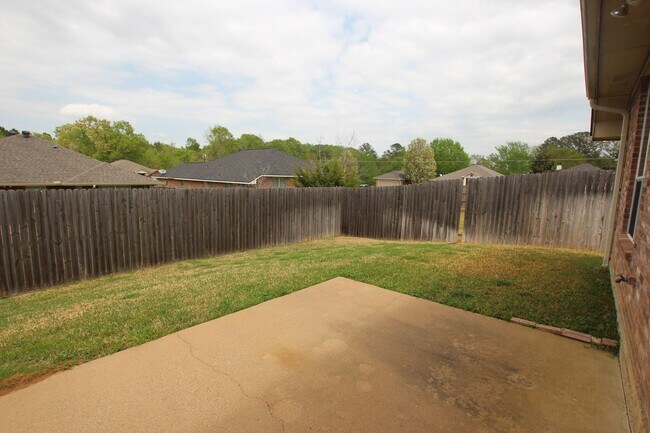 Building Photo - Beautiful 4 bedroom 2 bath home in Flint!