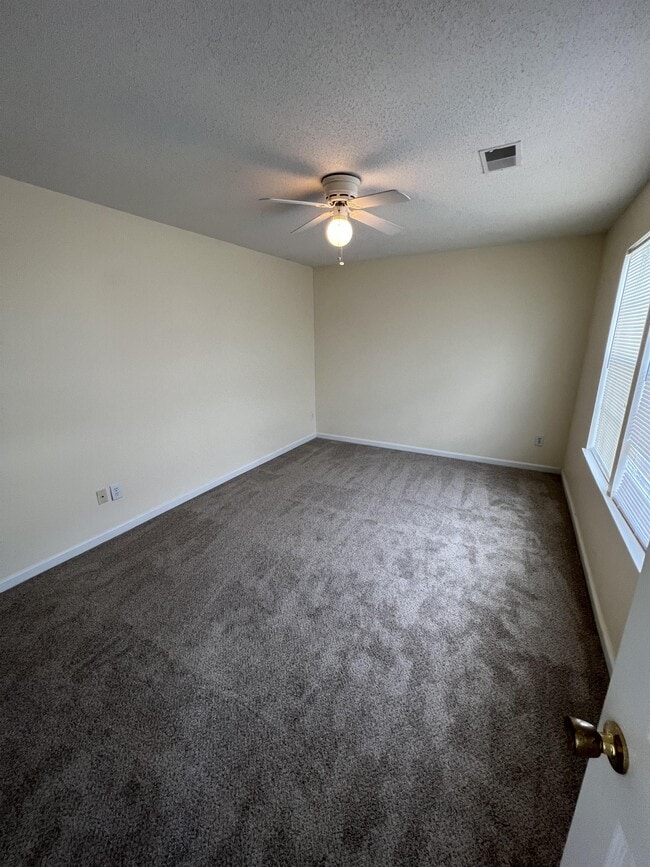 Building Photo - 221 Fox Grove Cir