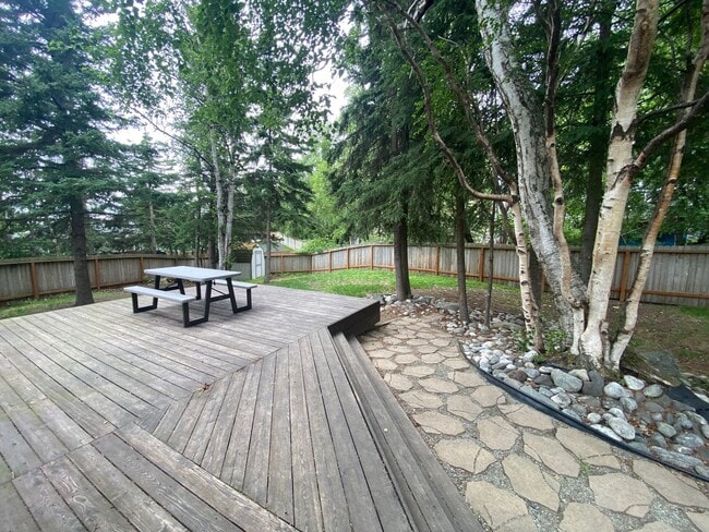 Building Photo - A gorgeous Eagle River home with views for...