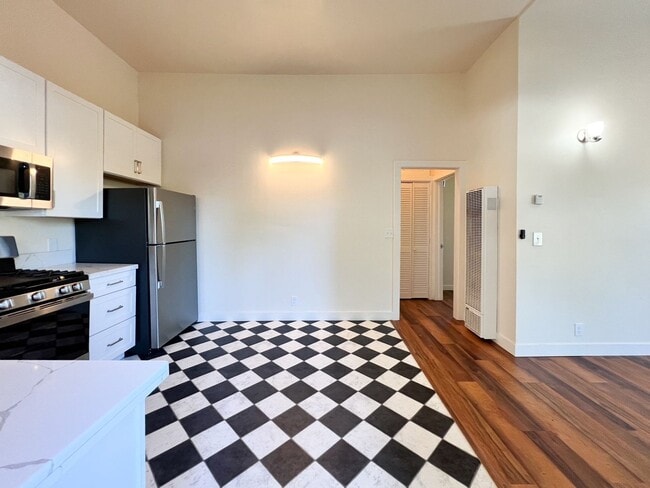 Building Photo - Modern Studio Apartment with Bonus Room, P...