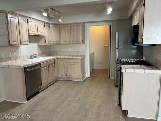 Building Photo - 701 Capri Dr