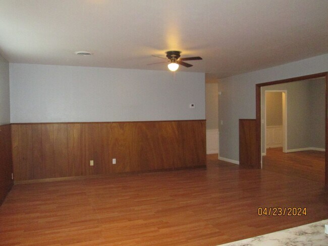 Building Photo - HOUSE -- 3 bedrooms, 2 bathrooms, Garage