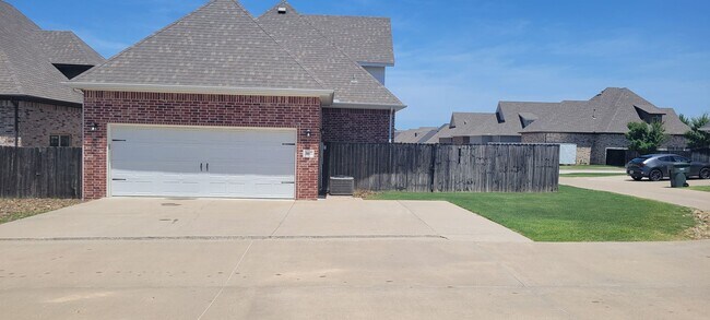 Building Photo - 3 bedroom 2.5 bath / Community pool / 2 ca...