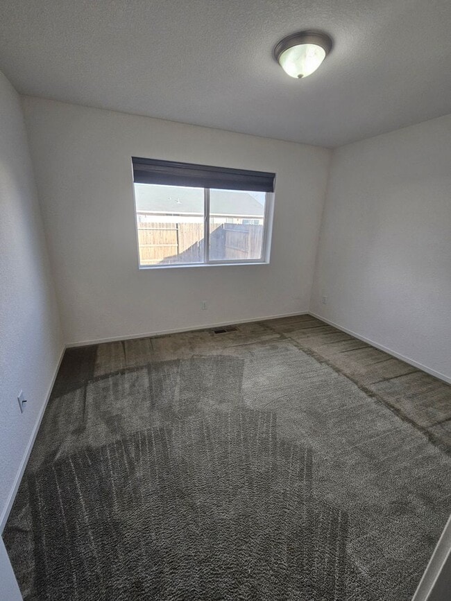 Building Photo - Wonderful 4-bedroom, 2-bathroom home in Fe...