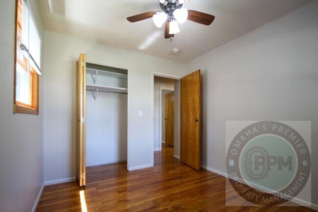 Building Photo - Discover this well-maintained 3-bedroom, 2-bath home in Omaha, NE