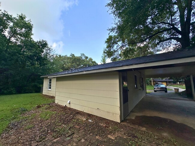 Building Photo - 1616 Gilda Cir