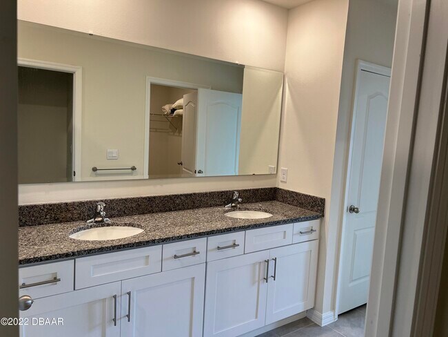 Building Photo - 325 Caryota Ct