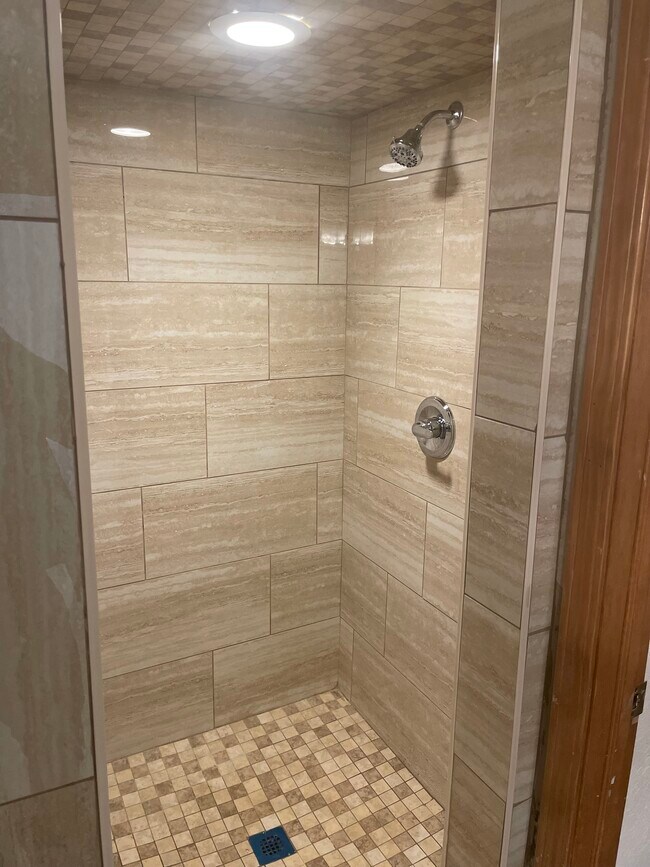 Fully Remodeled Master Shower - 6000 SE 86th St