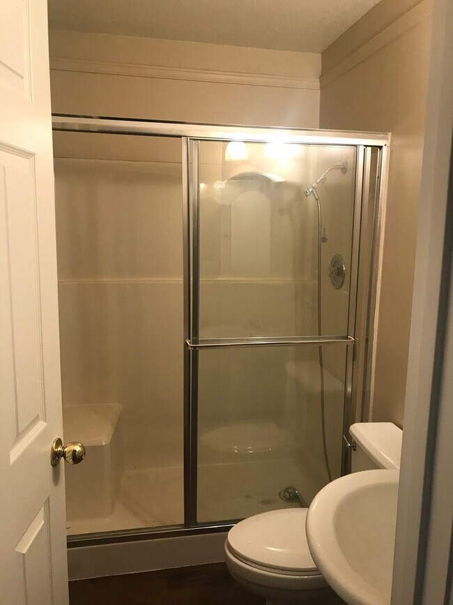 Building Photo - 4 bed & 3 full bathrooms in Tracy!