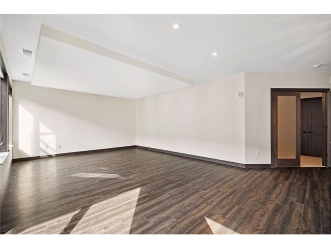 Building Photo - 253 Lake St E