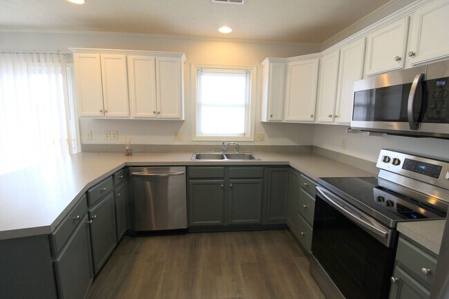 Building Photo - 3 story townhome with fenced in yard for rent in Taylor Springs