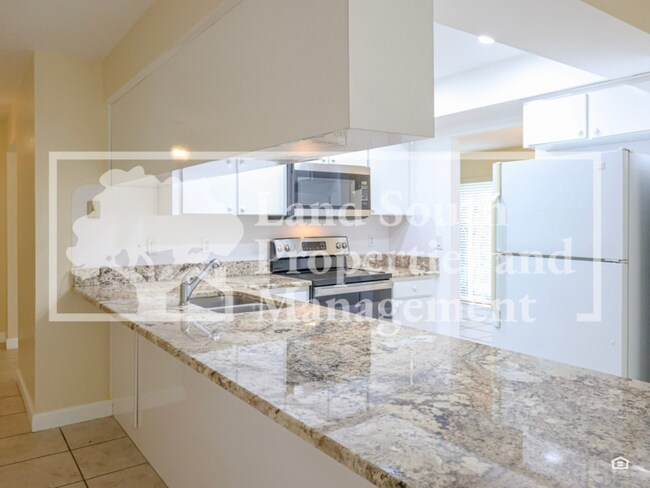 Building Photo - 631 Queens Loop N