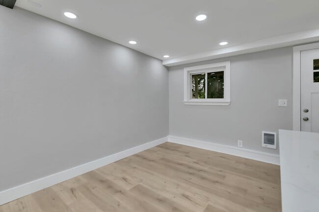 Building Photo - 5182