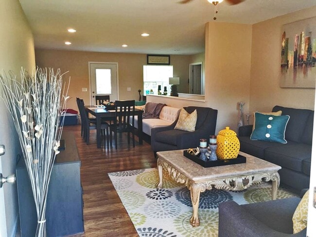 Building Photo - 3 Bedroom Duplex