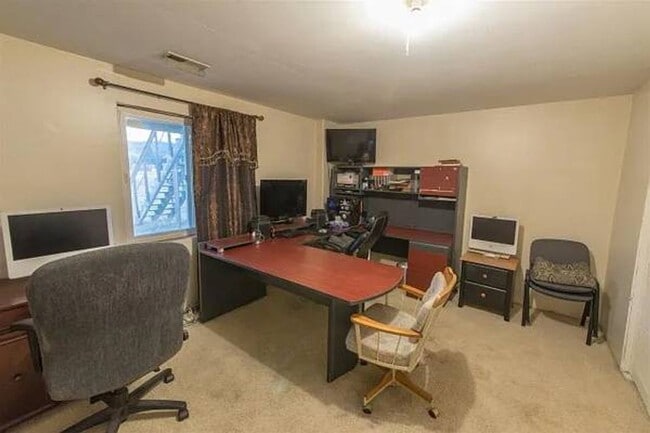 Building Photo - Beautiful Tri-Level Living on 5 Acres!