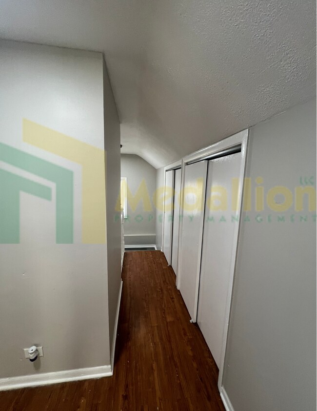 Building Photo - Spacious 4-5 Bedroom, 2-Bath Corner Lot Ho...