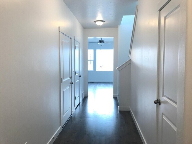Building Photo - Spacious 4 BR Home with POOL and Clubhouse...
