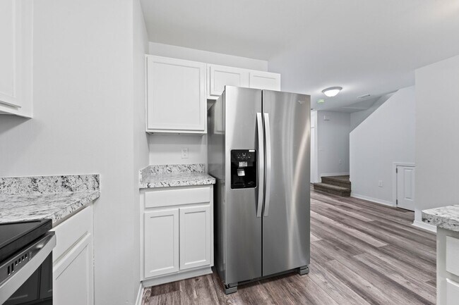 Building Photo - Beautifully Updated Townhouse